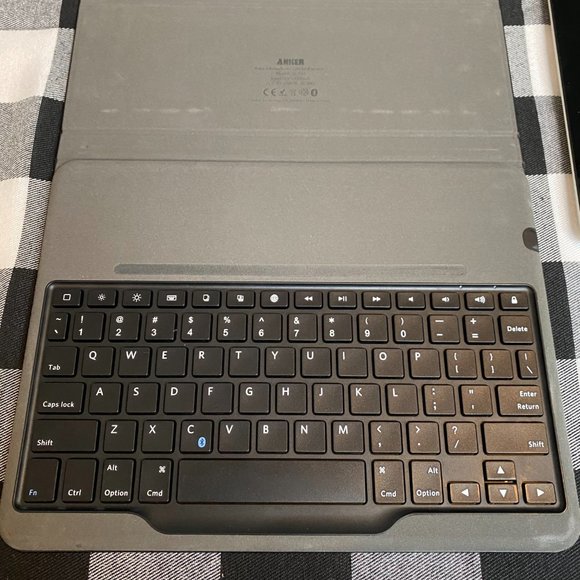 APPLE Ipad - 64GB Wifi & Cellular Model, with Bluetooth ANKER Keyboard Case - Picture 10 of 13